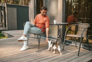 wybor miedzy plytkami a deskami tarasowymi